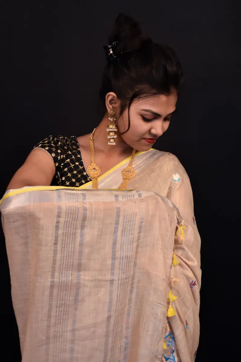 Elegant Slub Linen Embroidery Work Saree – A Touch of Craftsmanship & Grace