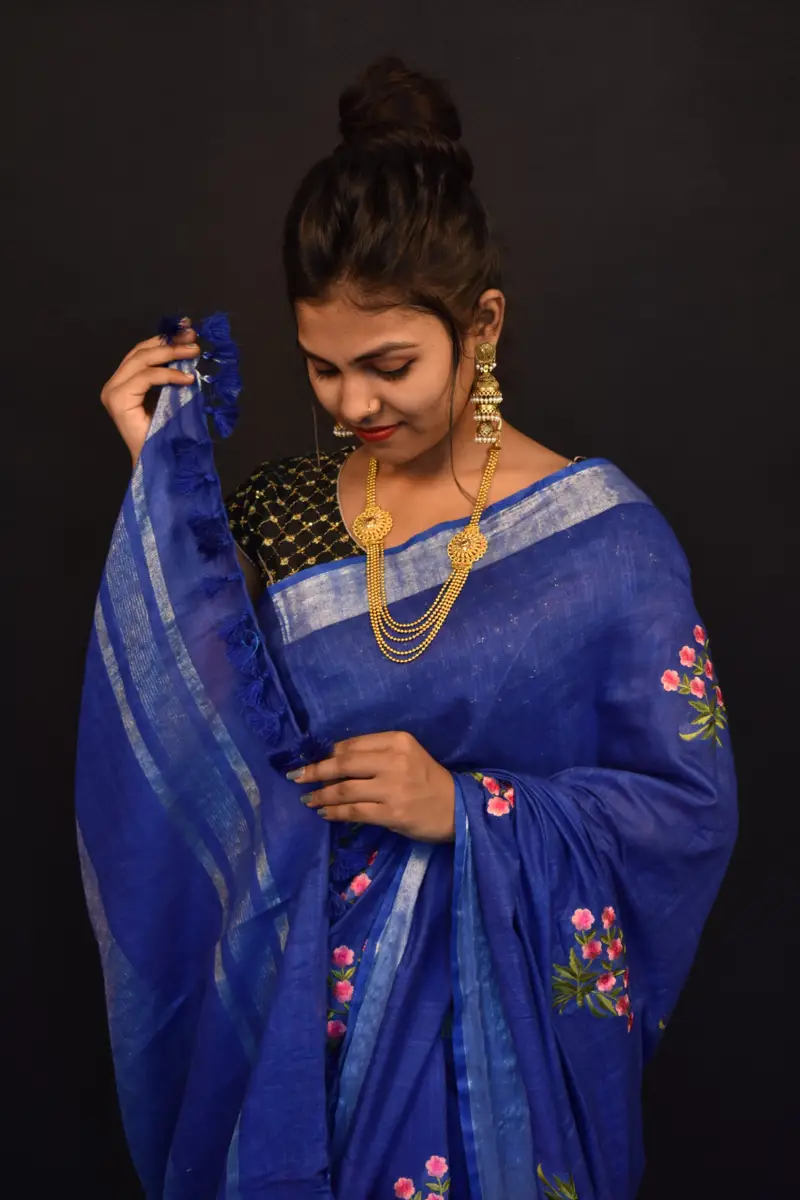 Elegant Slub Linen Embroidery Work Saree – A Touch of Craftsmanship & Grace